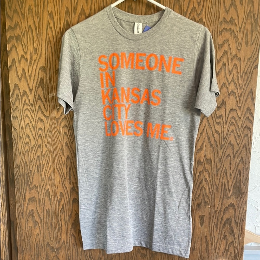 Tultex Heather Gray Tee Someone in Kansas City Loves‎ me Orange Print